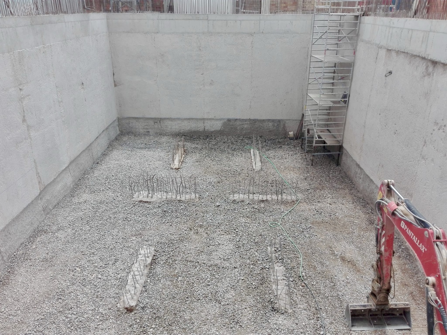 Recinto enterrado y elementos de cimentación de la depuradora durante la obra